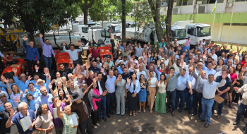 Governo de Goiás entrega maquinário e títulos de terra à agricultura familiar